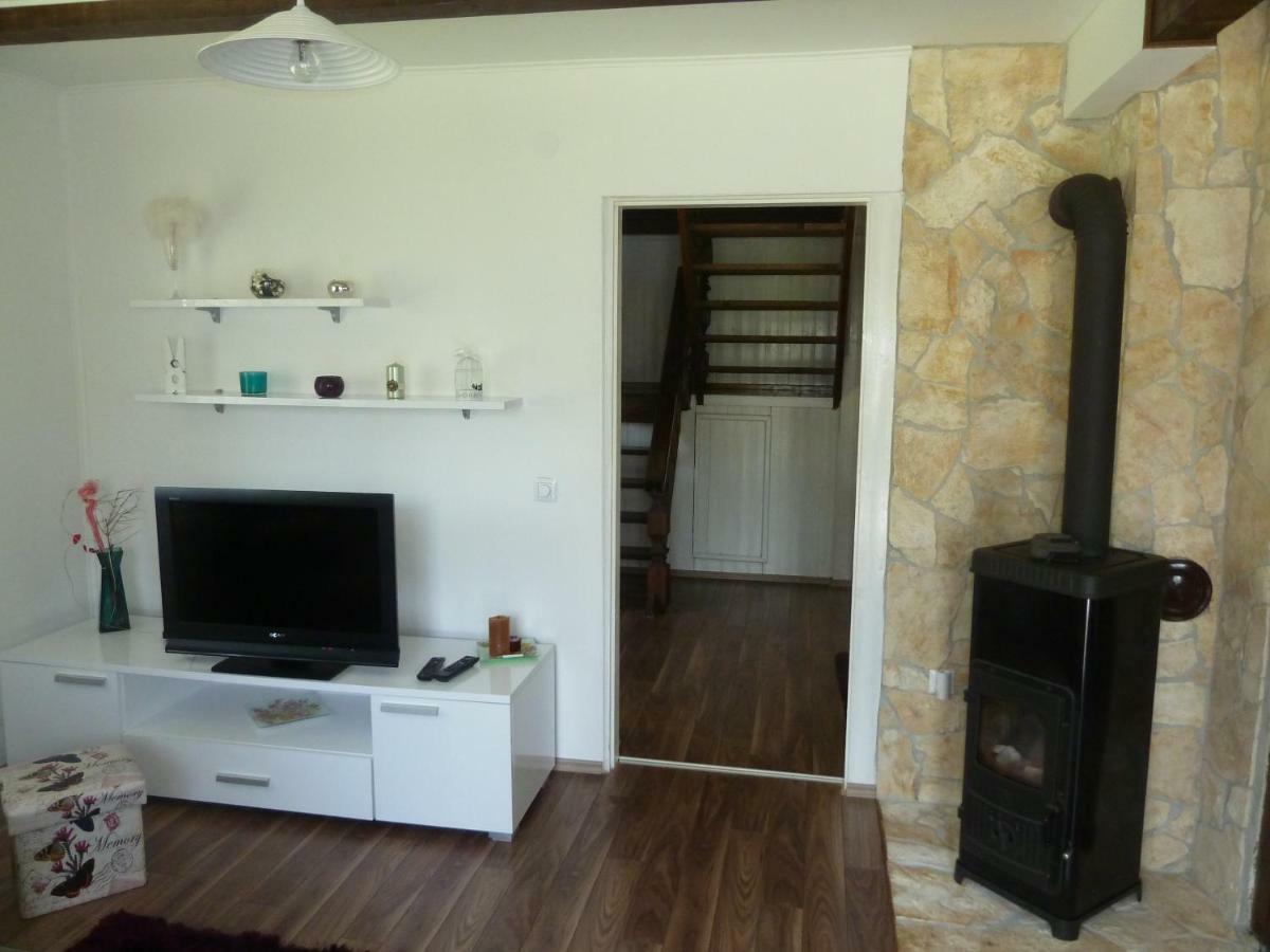 Estavela Holiday Home Jezerce Buitenkant foto